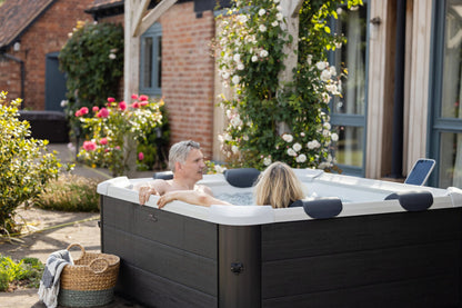 M Spa Oslo Plus XL 5 - 6 Person Portable Hot Tub